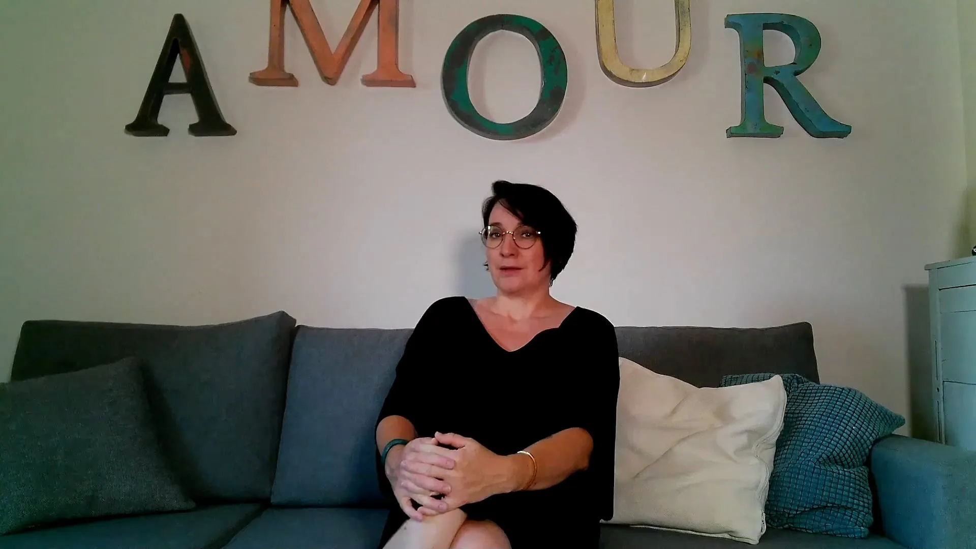 Karine. R S1 – E01 : : Au secours : mon enfant devient ADO ...